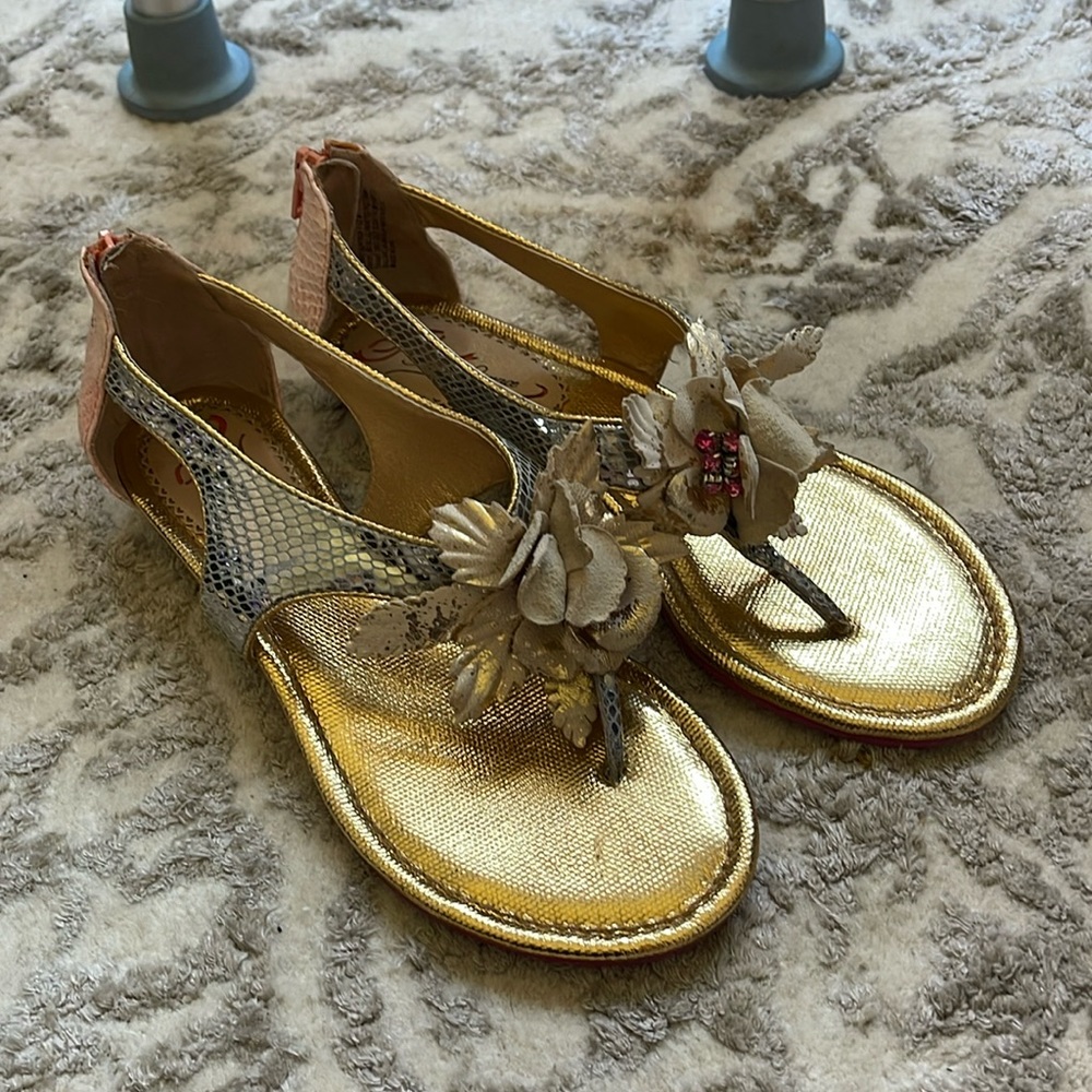 Poetic Licence island Surprise metallic sandals size 7 1/2